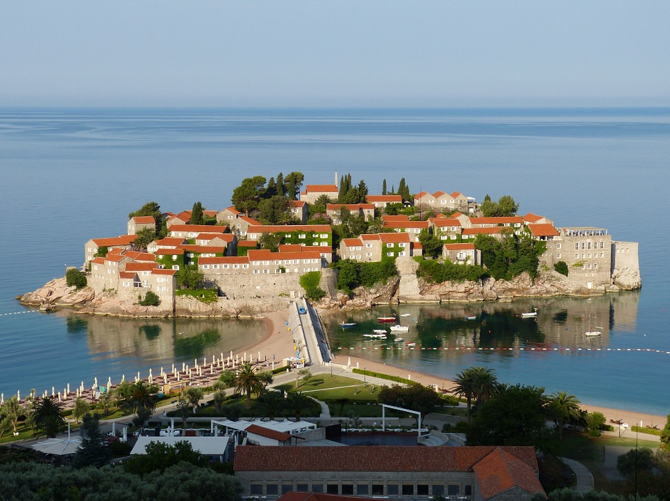 Budva predlaže da se turistima iz Srbije omogući dolazak uz serološki test